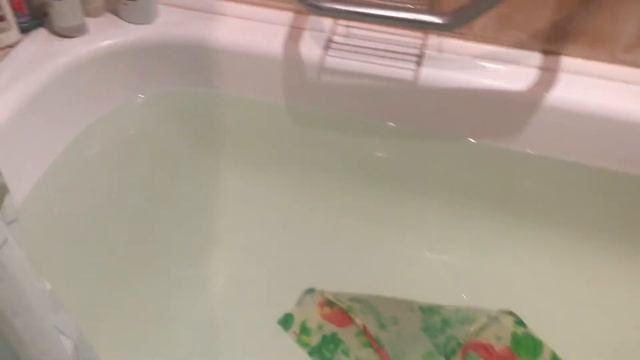 Вода голубого цвета... смотреть онлайн