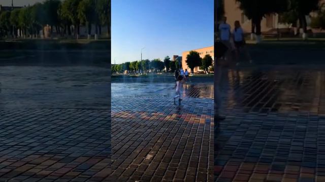 Варя резвится в фонтане смотреть онлайн