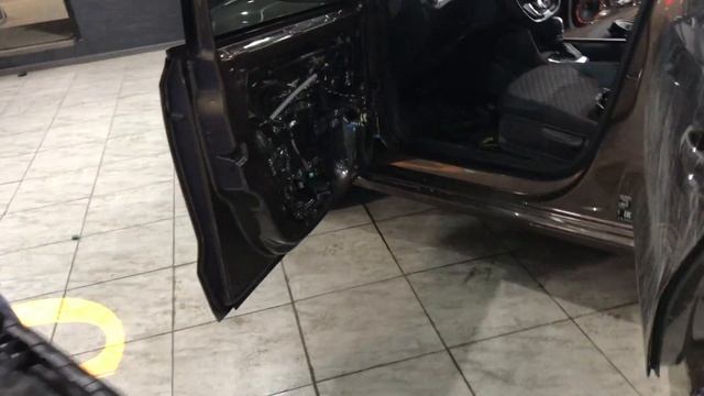 Volkswagen Polo, вибро/шумоизоляция четырех дверей автомобиля в 3 слоя, материалы Comfotmat в работ