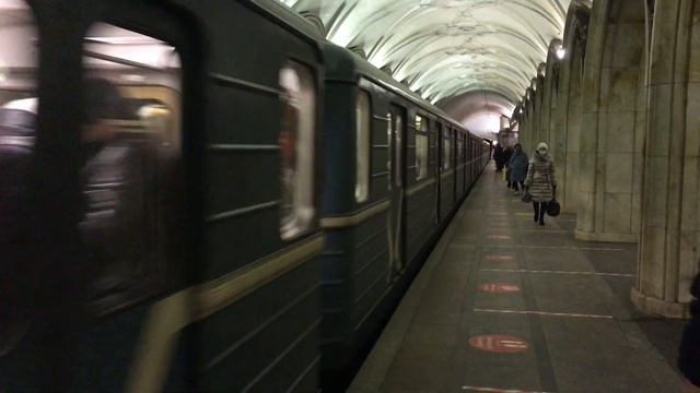 81-717/714 и 81-714.5М На станции Павелецкая смотреть онлайн