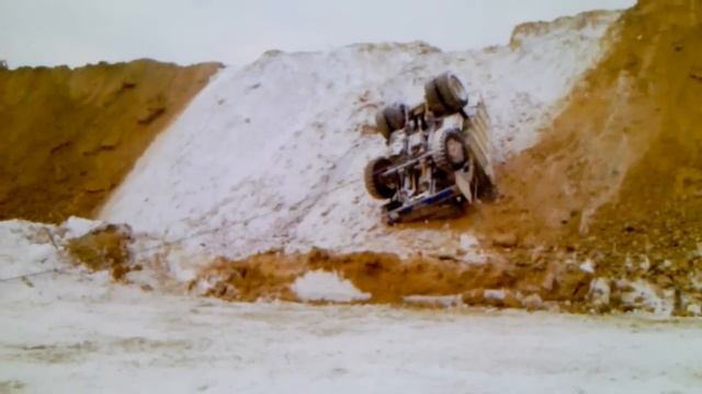 Перевернувшийся Белаз вытаскивают из-под отвала смотреть онлайн