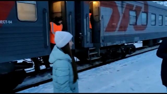 Встреча с сыном солдатом на вокзале. Уже скучаю. смотреть онлайн