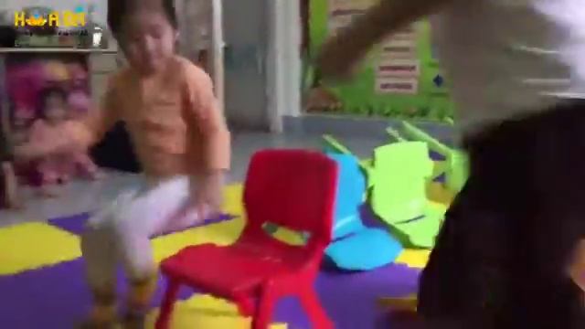 The baby's chair flip game begins смотреть онлайн