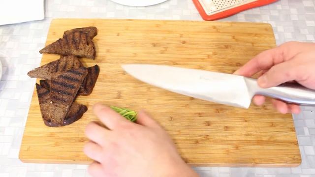 Бутерброды с форшмаком. Подача еврейской закуски из селедки. смотреть онлайн