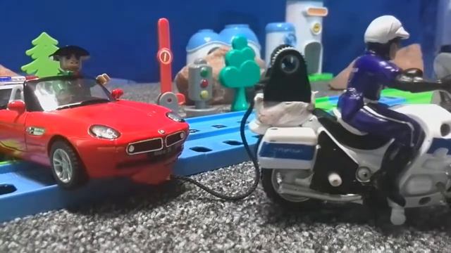 Мультики про машинки. Полицейские машинки и их важная работа. Toy police cars. смотреть онлайн
