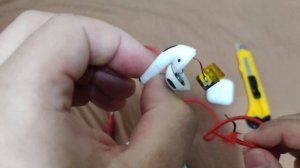 Один наушник не заряжается от кейса ► почему и как это исправить?