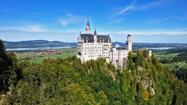 Замок Нойшванштайн в Баварии - Schloss Neuschwanstein. Он же замок Золушки или замок Диснея.