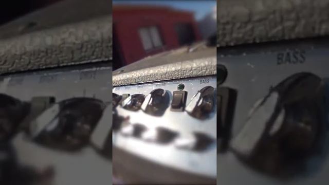 DANGER! Never use your guitar amp at full power! смотреть онлайн