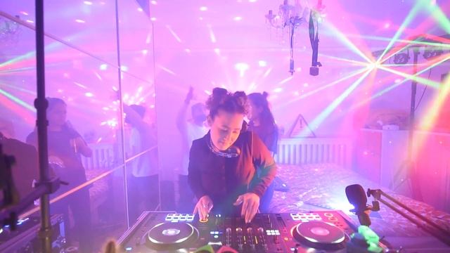 DJ Quinn | House & Garage | Rick's House смотреть онлайн