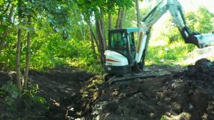 Работа мини экскаватора Бобкэт: копает и чистит канаву