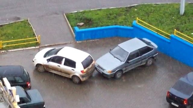 Под дворником нашёл записку «Задел Ваш авто, давайте решим без ГИБДД». Как быть в такой ситуации? смотреть онлайн