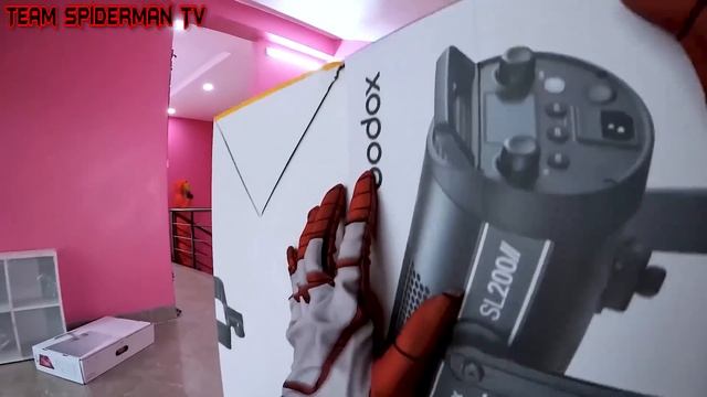 TEAM SPIDER-MAN IN REAL LIFE || What Is In RED SPIDER'S GIFT BOX ?? + MORE ( LIVE ACTION STORY ) смотреть онлайн