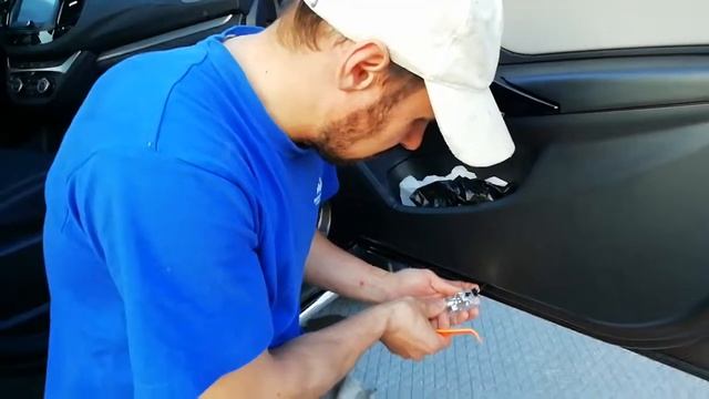 Замена штатных лампочек в плафонах дверей и багажника LADA VESTA SW CROSS смотреть онлайн