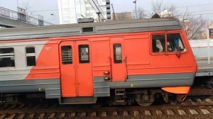 Поезда и электрички на станции. Поездка на аэроэкспрессе. Скоростной поезд, товарный поезд, теплово