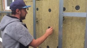 Монтаж металлической подсистемы на дом из газобетона.  Монтаж фиброцементного сайдинга Cedral.