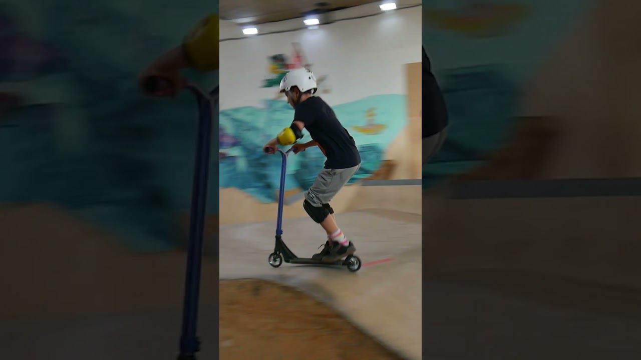 Трюки на самокате. Высоченный Wihp. Крытый скейт парк BunnyHop смотреть онлайн