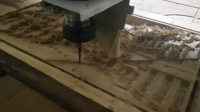 Фрезерование панно из дуба на станке ЧПУ Milling of an oak pan on a CNC machine смотреть онлайн
