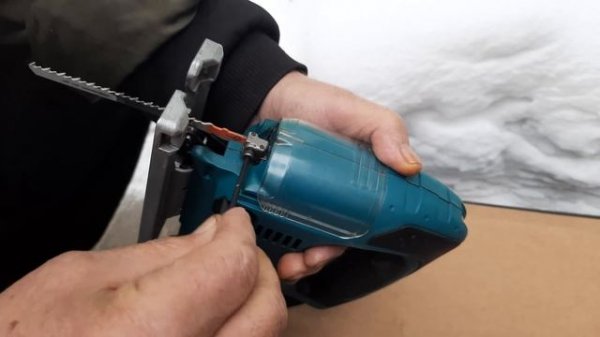 Электрический лобзик Makita 4329 - установка пилки