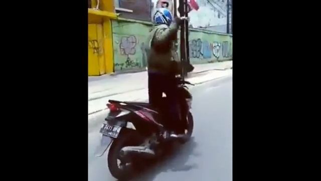 Bapak lagi naik motor kayak gini..Oalah pak engko lak tibo... смотреть онлайн