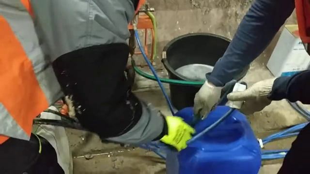 Подготовка компонентов mc bauchemie MC Injekt GL-95 TX смотреть онлайн