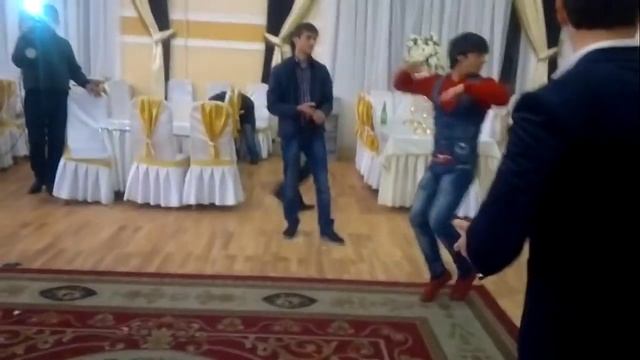 Эдик Тагиев танцует.mp4 смотреть онлайн