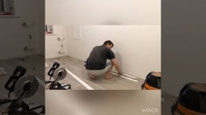 Клеем декоративные молдинги на стены