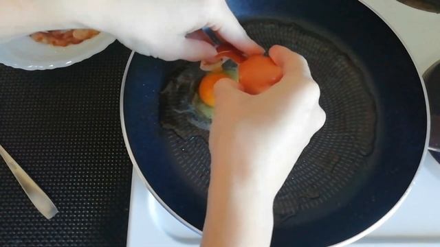 Советую попробовать, очень вкусную яичницу с беконом смотреть онлайн