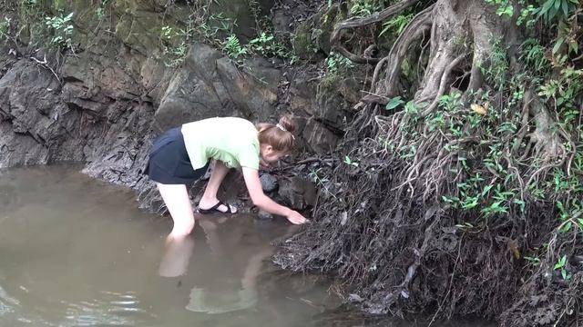 TOP 1 FISHING VIDEO, Survival Skills In The Forest, Catch A Lot Of Fish, Living Off Grid смотреть онлайн