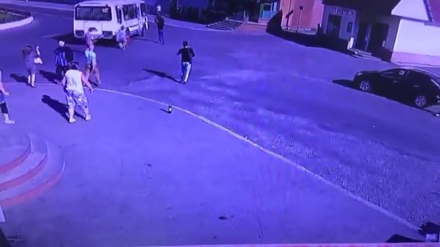 Автобус в Норильске протащил ребенка несколько метров по дороге смотреть онлайн