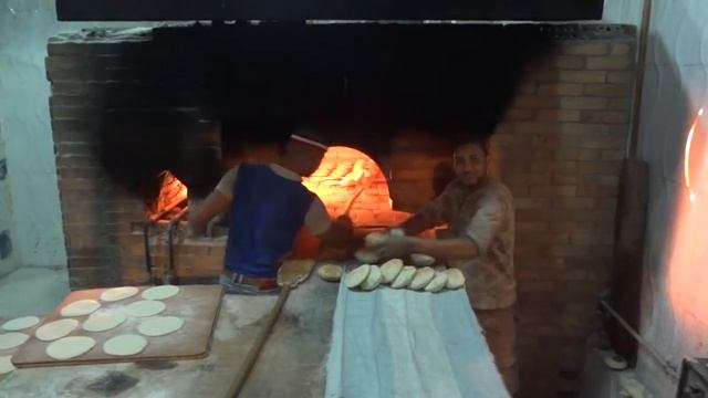 Как пекут хлеб в Египте. Broast El Deek смотреть онлайн