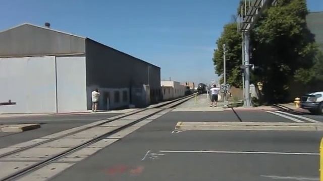 Santa Fe 3751, eastbound at Covina, 4-16-11 смотреть онлайн