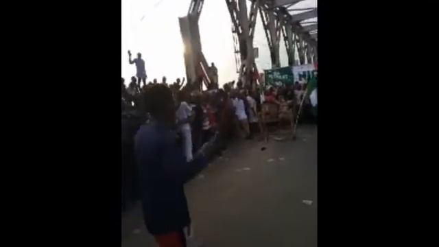 ONITSHA HEAD BRIDGE BLOCK WITH ORACLE HEAD BY ANGRY YOUTHS смотреть онлайн
