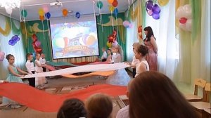 Танец с полотнами на выпускном в детском саду