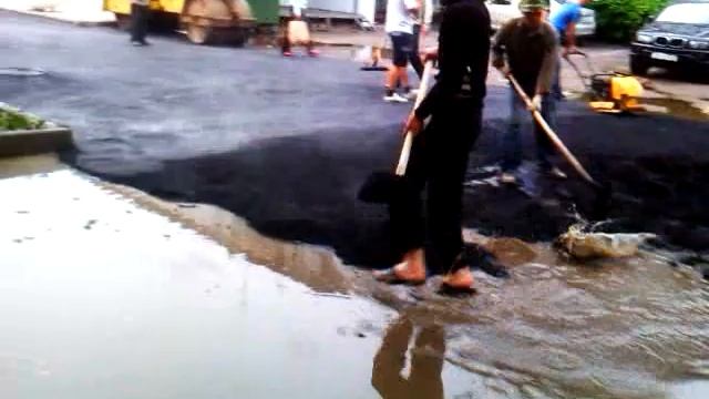 Брянск. Кладут асфальт в ливень 2 смотреть онлайн