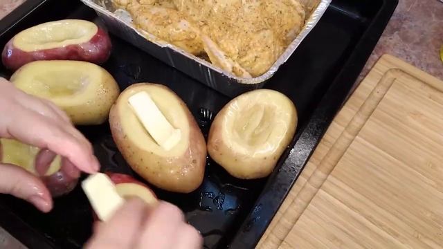 КУРИЦА НА НОВЫЙ 2020 Год . КУРИЦА ЗАПЕЧЕННАЯ В ДУХОВКЕ . И ОБАЛДЕННЫЕ ГРИБОЧКИ .Новогоднее меню 202 смотреть онлайн