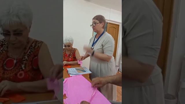 Клуб : "Золотой возраст" Творческие мастерские розы из гофротрубочки.. смотреть онлайн