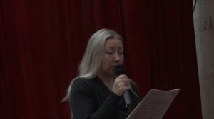 Елена Лапшина читает свое стихотворение