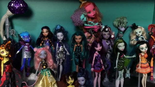 Setting up my Monster High doll display! (+collection update kinda?) doll room vlog смотреть онлайн