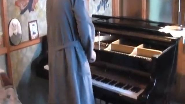 A temperament grand piano "Krasney Oktybr' ". Максим пытается настраивать рояль "Красный Октябрь" смотреть онлайн