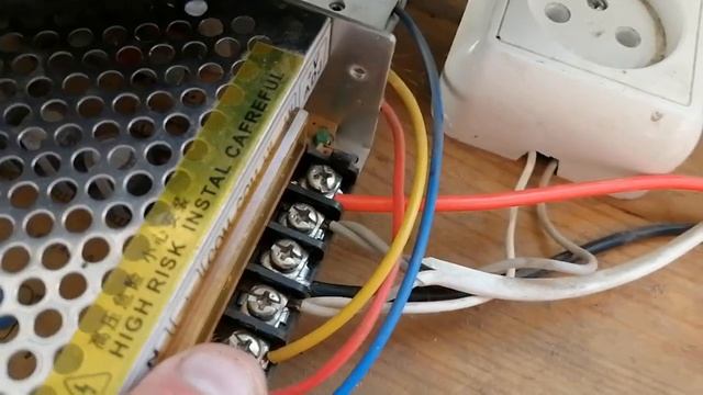 Преобразователь напряжения из 220 В 12 вольт. Подключаем автомобильный пылесос и лампочку смотреть онлайн