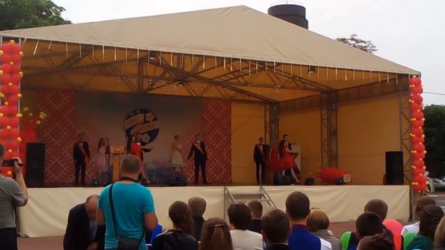 Выпускной 10.06.2016 (танец выпускников с первоклассниками СШ 3), г.Глубокое смотреть онлайн