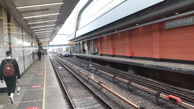 // Составы 81-740.1/741.4 «Русич» на станции метро «Кунцевская» Арбатско-Покровской линии // смотреть онлайн