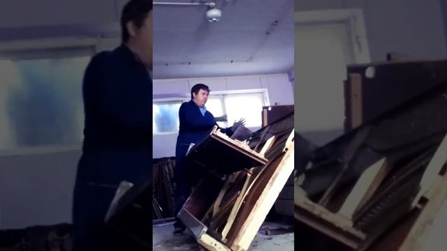 Разборка пианино #прикол #настройщик #утилизация #пианино #уронил #упало смотреть онлайн