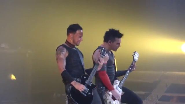 Paul Landers and Richard Kruspe Риха так ушёл в конце..... Секас вобщем :3 смотреть онлайн