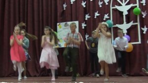 Выпускной в 4 х классах.  Космический танец