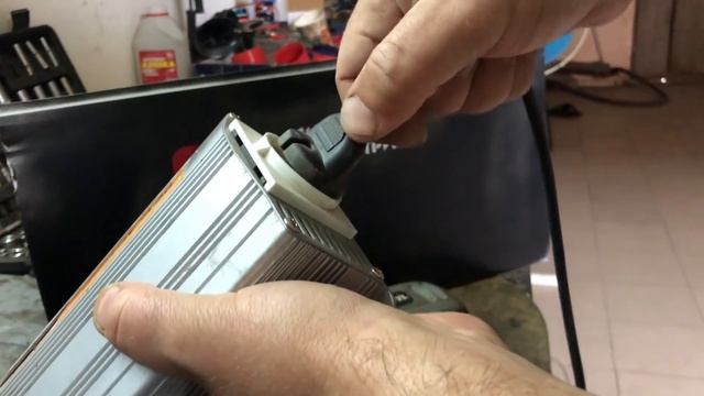 Как получить 220 вольт в автомобиле.How to get 220 volts in a car. смотреть онлайн