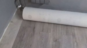 стелим линолеум не убирая кухонного гарнитура. Демонтаж кварцвинила.#кварцвиниловаяплитка#