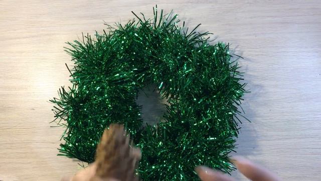 Как сделать рождественский DIY венок своими руками смотреть онлайн