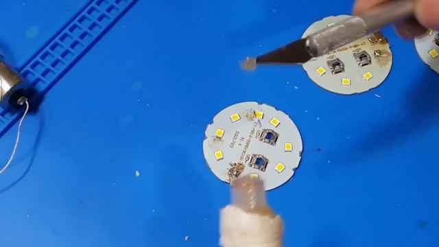 Как перепаять светодиоды на лампочке. Ремонт светодиодных лампочек спотов How to repair an led lamp смотреть онлайн