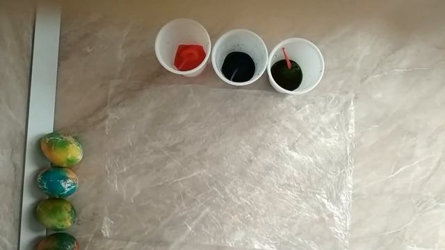 Как покрасить яйца разноцветными красками с помощью салфетки